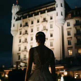 Copyright Dennis Nutz User Right Approved By Photorapher & Wedding Couple Bride Lokingat The Palace During Night