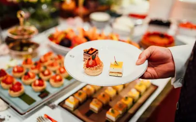 Copyright Dennis Nutz User Right Approved By Photorapher & Wedding Couple Dessert On A Plate